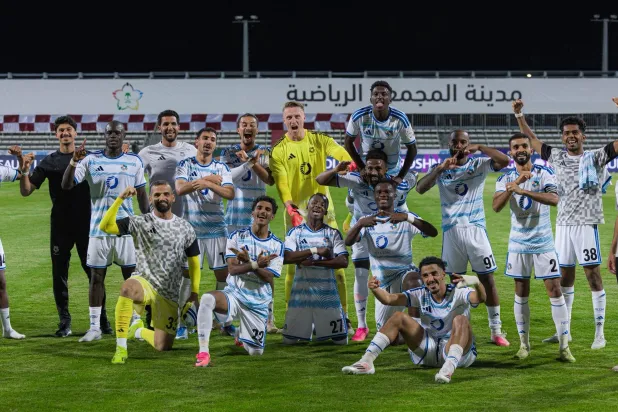 لاعبو نيوم يحتفلون بالفوز على الفيصلي (موقع النادي)