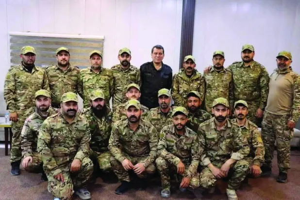 
عبدي مع مجموعة من قواته بلباس الجيش السوري (مواقع التواصل)