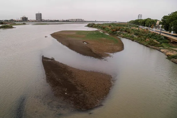 A photograph shows the exposed riverbed of the Blue Nile in Khartoum on July 27, 2026. (AFP)
