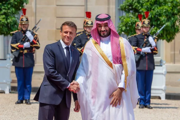الرئيس الفرنسي مستقبلاً ولي العهد السعودي في قصر الإليزيه بالعاصمة باريس - 16 يونيو 2023 (واس)