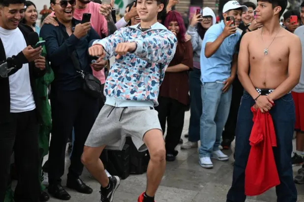 A young Mexican gestures towards his opponent in an "aura battle" replete with social media memes in Mexico City on August 20, 2026. Yuri CORTEZ / AFP
