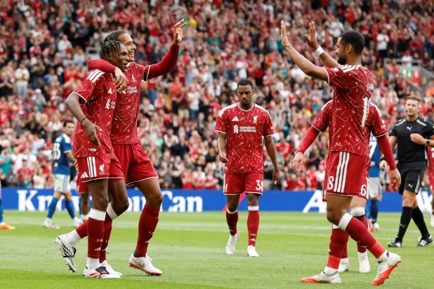 لاعب ليفربول جيريمي جاكيه يحتفل بتسجيل الهدف الأول لفريقه مع زميليه الهولنديين فيرجيل فان دايك وكودي خاكبو (رويترز)