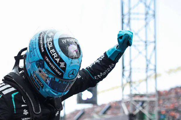  Mercedes' British driver George Russell gestures as he celebrates after winning the sprint race ahead of the Formula One Dutch Grand Prix at the Circuit Zandvoort, western Netherlands, on August 22, 2026. (AFP) 