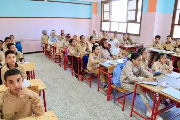 طلاب بإحدى المدارس الابتدائية بمحافظة الفيوم (صفحة وزارة التربية والتعليم المصرية على «فيسبوك»)