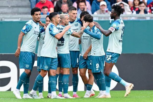 التشيكي باتريك تشيك لاعب باير ليفركوزن يحتفل مع زملائه بتسجيل الهدف الأول أمام فيهين فيسبادن (د.ب.أ)