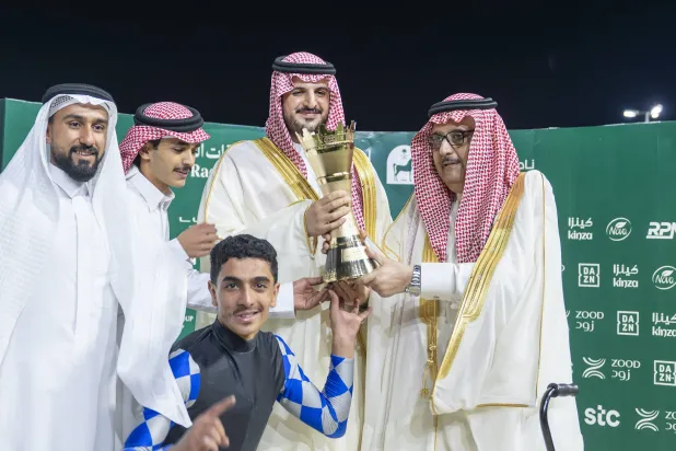 الأمير عبد العزيز بن أحمد خلال تتويج مربط عذبة بكأس إمارة مكة المكرمة (الشرق الأوسط)