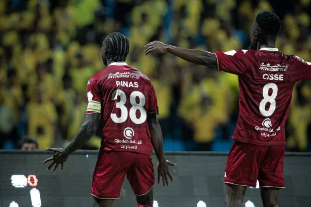بيناس لاعب الخلود محتفلاً بهدفه في التعاون (دوري المحترفين السعودي)