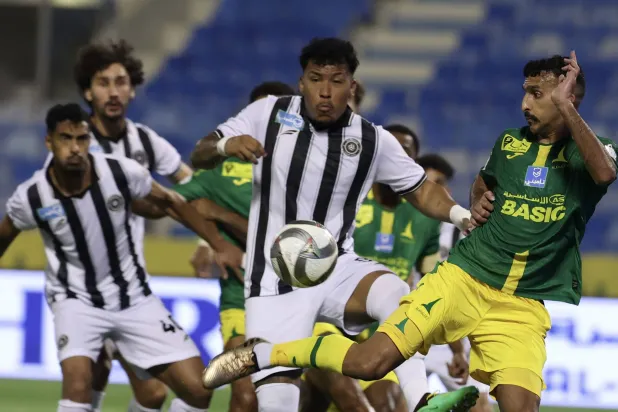 صالح العمري، لاعب الخليج في صراع على الكرة مع لاعبي الشباب (تصوير: عبد العزيز النومان) 