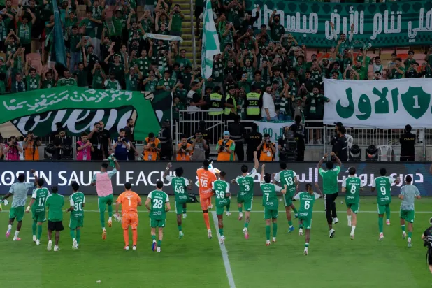 لاعبو الأهلي يحتفلون مع جماهيرهم بعد نهاية المباراة (موقع النادي)