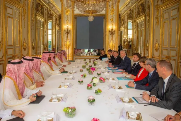 ولي العهد السعودي خلال لقاء سابق مع الرئيس الفرنسي في قصر الإليزيه بالعاصمة باريس (واس)