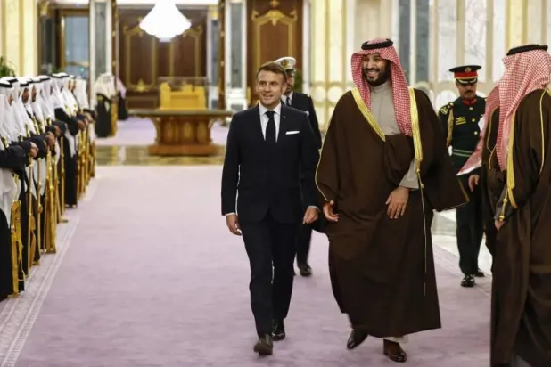 محمد بن سلمان وماكرون خلال زيارة الأخير إلى الرياض - ديسمبر 2024 (أ ب)