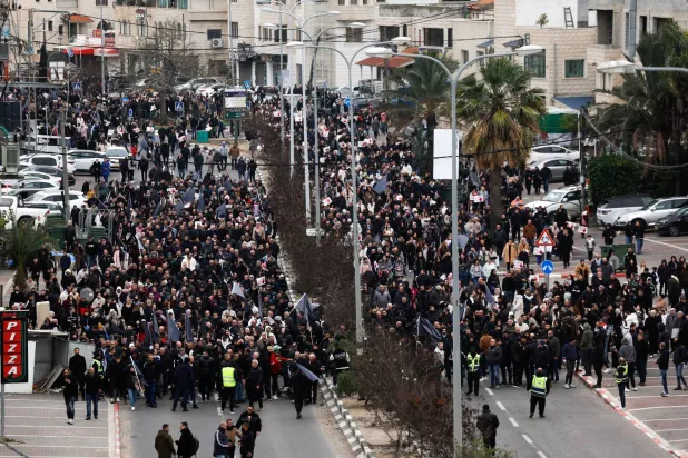 مواطنون عرب يتظاهرون في سخنين شمال إسرائيل احتجاجاً على انتشار الجريمة بالبلدات العربية يناير 2026 (رويترز)