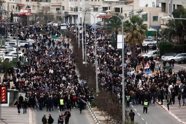 Arap beldelerinde yaygınlaşan suçlara karşı protesto etmek amacıyla İsrail'in kuzeyindeki Sahnin'de gösteri düzenleyen Arap vatandaşlar, Ocak 2026 (Reuters)