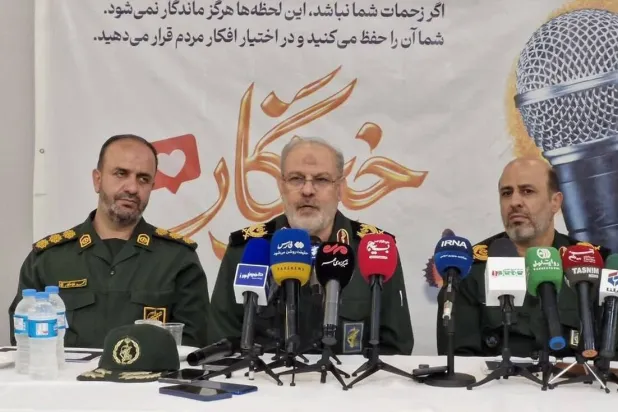 المتحدث باسم «الحرس الثوري» حسين محبي (وسطاً) خلال مؤتمر صحافي في كرج غرب طهران (أرنا)