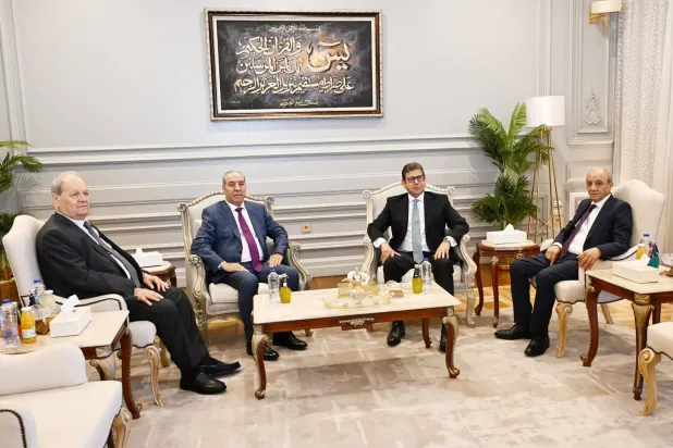 رئيس المخابرات المصرية خلال لقاء وفد السلطة الفلسطينية الأحد (الهيئة العامة للاستعلامات في مصر) 