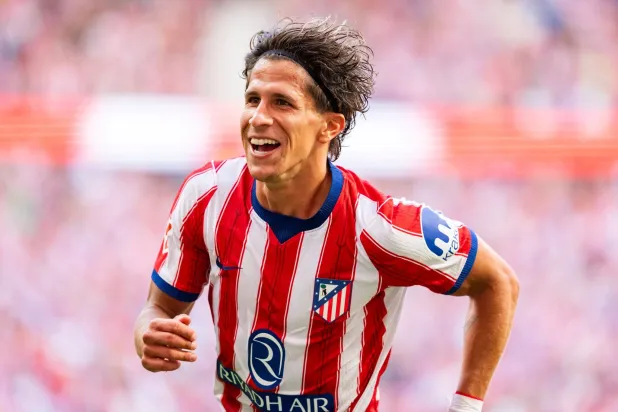 جوليانو سيميوني يحتفل بهدف التعادل لأتلتيكو مدريد (د.ب.أ)