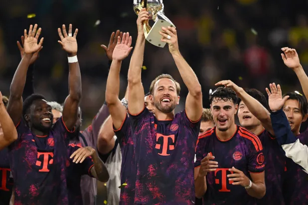 هاري كين الفائز بالسوبر مع البايرن أكد جدارته بلقب أفضل لاعب في المانيا (رويترز)
