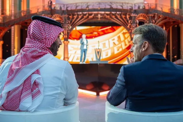 ولي العهد السعودي والرئيس في حديث قبل انطلاق الحفل الختامي (واس)