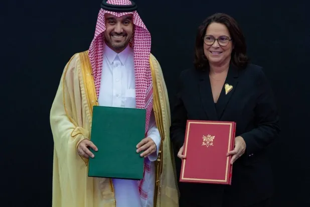 الأمير عبدالعزيز الفيصل ومارينا فيراري بعد توقيع مذكرة التفاهم (وزارة الرياضة)