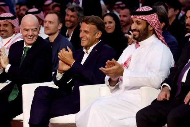  الأمير محمد بن سلمان وماكرون خلال حضورهما تتويج أبطال الرياضات الإلكترونية أمس (أ.ف.ب)