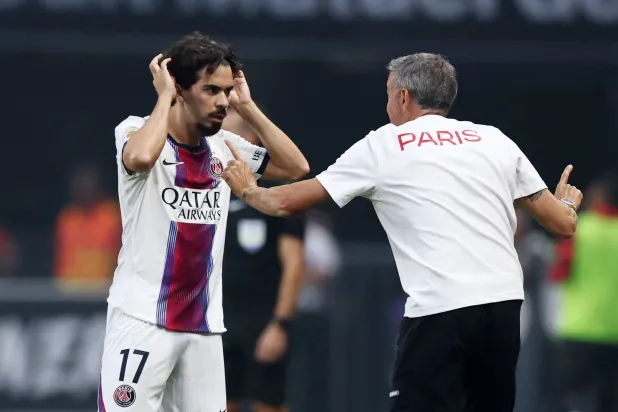 Soccer Football - Ligue 1 - Stade Rennes v Paris St Germain - Roazhon Park, Rennes, France - August 23, 2026 Paris St Germain coach Luis Enrique with Vitinha REUTERS/Stephane Mahe