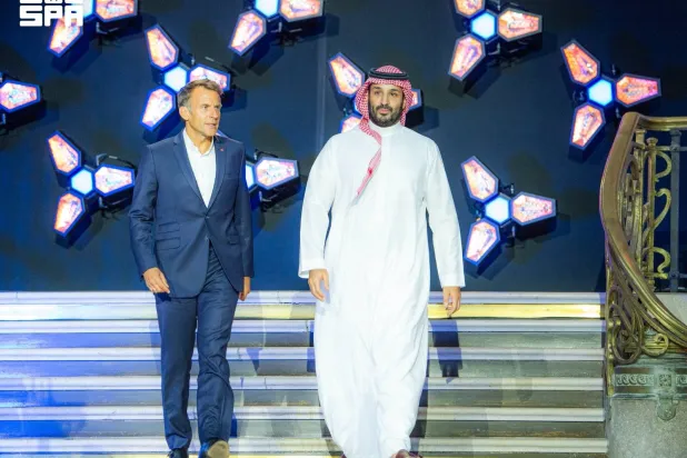 الأمير محمد بن سلمان لحظة وصوله إلى قاعة الحفل الختامي لبطولة كأس العالم للرياضات الإلكترونية 2026 بصحبة الرئيس الفرنسي (واس)