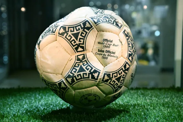 كان متوقعاً أن تصل قيمة كرة «أديداس أزتيكا» إلى نحو 10 ملايين دولار (أ.ف.ب)