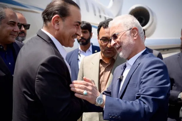 وزير الداخلية الإيراني اسكندر مؤمني يستقبل عاصم منير قائد الجيش الباكستاني لدى وصوله إلى مطار مهرآباد في غرب طهران (الرئاسة الإيرانية)