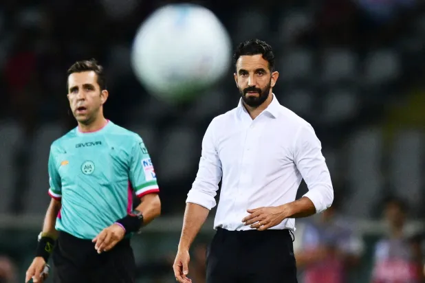 مدرب ميلان البرتغالي روبن أموريم خلال مواجهة تورينو ضمن الدوري الإيطالي لكرة القدم (رويترز)
