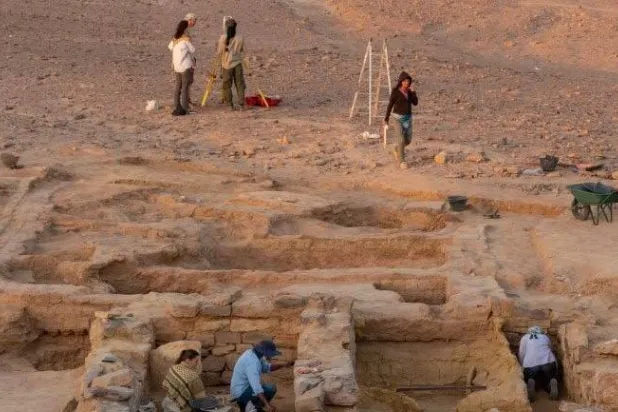 نقطة وصل استراتيجية تحكمت في إيقاع حركة التجارة التي ربطت أطراف الجزيرة العربية من شمالها إلى جنوبها (هيئة التراث)