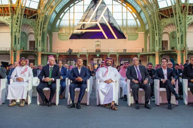 الأمير محمد بن سلمان وماكرون يتوسطان ضيوف حفل ختام كأس العالم للرياضات الإلكترونية في باريس (واس)