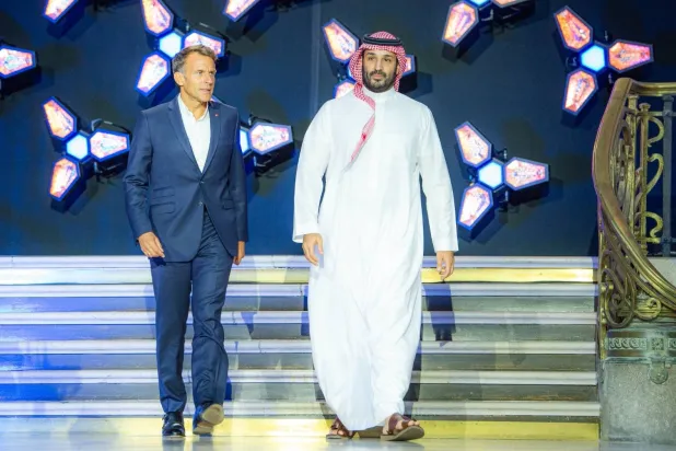 الأمير محمد بن سلمان ولي العهد السعودي والرئيس الفرنسي إيمانويل ماكرون خلال حضورهما يوم الأحد الحفل الختامي لبطولة «كأس العالم للرياضات الإلكترونية» (واس)