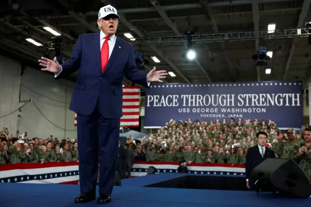 ABD Başkanı Donald Trump, 28 Ekim 2025'te Japonya'nın Yokosuka kentindeki ABD Donanma üssünü ziyaret ederken (Reuters)