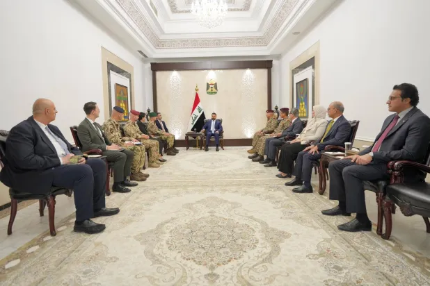 رئيس الحكومة العراقية علي الزيدي مستقبلاً الجنرال الألماني غونتر شنايدر والوفد المرافق (إكس)