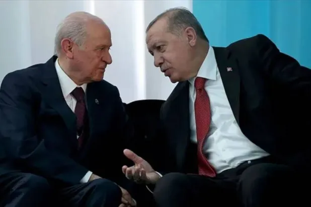 الرئيس التركي رجب طيب إردوغان وحليفه رئيس حزب «الحركة القومية» دولت بهشلي متفقان على تعزيز النظام الرئاسي (الرئاسة التركية)