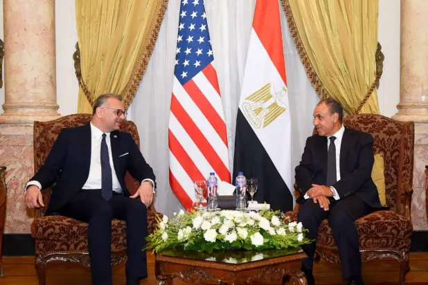 وزير الخارجية المصري خلال لقاء سابق مع كبير مستشاري الرئيس الأميركي للشؤون العربية والأفريقية (صفحة وزارة الخارجية على فيسبوك)