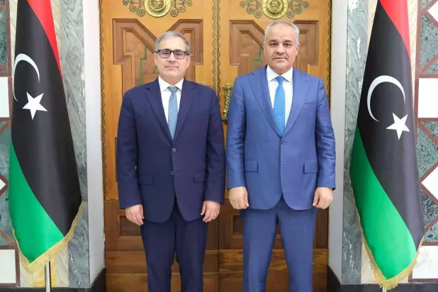 كبير مستشاري الشؤون السياسية بوزارة الخارجية الأميركية جيريمي برنت في لقاء مع ناجي عيسى محافظ المصرف المركزي الليبي يوم الاثنين (حساب برنت على إكس)