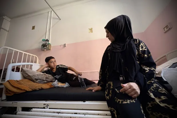 الأم الفلسطينية ميساء أبو دقة وابنها حبيب مريضان بالسكرى ويواجهان صعوبة في توفير العلاج (الشرق الأوسط)