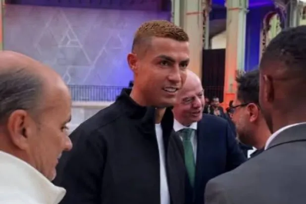 البرتغالي كريستيانو رونالدو قائد النصر والسويسري جياني إنفانتينو رئيس الاتحاد الدولي لكرة القدم (فيفا) (حساب على إنستغرام)