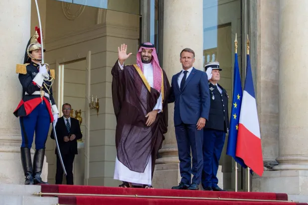 الرئيس الفرنسي إيمانويل ماكرون لدى استقباله ولي العهد السعودي الأمير محمد بن سلمان في الإليزيه (واس)