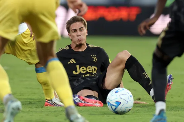 التركي كينان يلدز لاعب اليوفي سقط مصاباً بمواجهة فروزينوني (د.ب.أ)