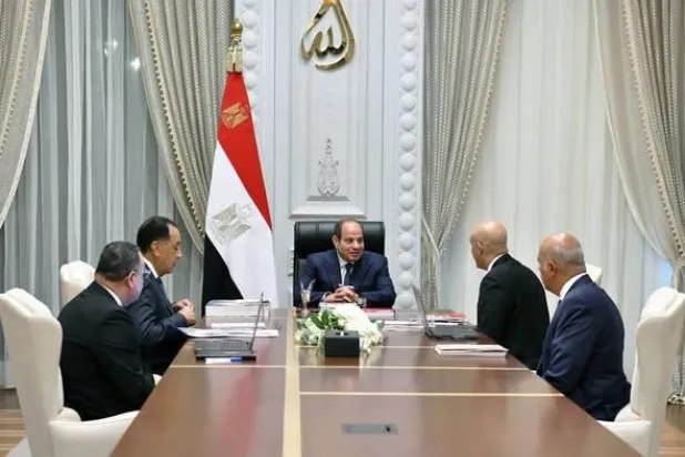 الرئيس عبد الفتاح السيسي خلال اجتماعه مع وزيرَي التعليم والتعليم العالي بحضور رئيس مجلس الوزراء (الرئاسة المصرية)