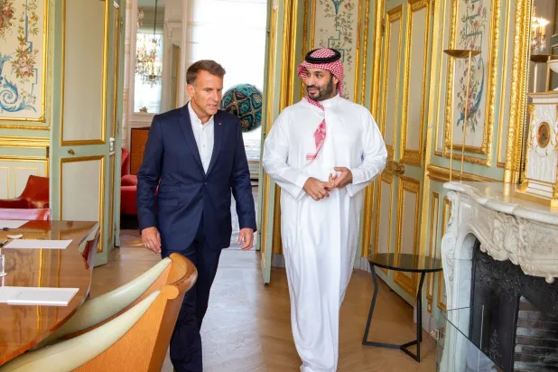 ولي العهد السعودي والرئيس الفرنسي يتجولان في قصر الإليزيه مساء الأحد (تصوير: بندر الجلعود)