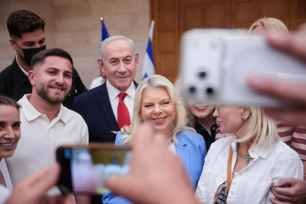 صورة تجمع نتنياهو وزوجته سارة في مركز انتخابي لحزب الليكود بالقدس يوم 17 أغسطس 2026 (أ.ف.ب)