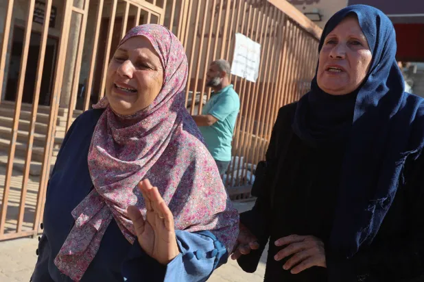 جدة الفتاة أمال أبو خاطر (10 سنوات) التي أصيبت برصاصة في خيمتها وتوفيت لاحقاً في مستشفى ناصر بخان يونس تبكي خلال جنازتها (رويترز) 