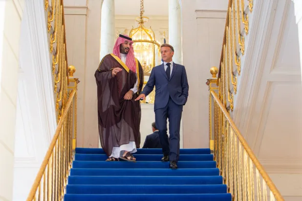 الأمير محمد بن سلمان خلال جولة مع الرئيس إيمانويل ماكرون بقصر الإليزيه في باريس (واس)