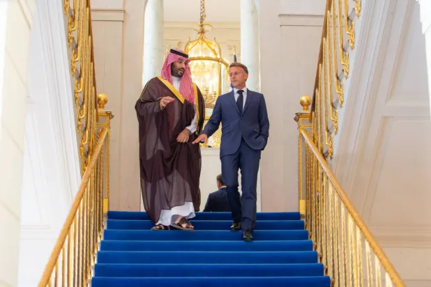 Suudi Arabistan Başbakanı ve Veliaht Prensi Muhammed bin Selman, Paris’teki Elysee Sarayı’nda Fransa Cumhurbaşkanı Emmanuel Macron ile yaptığı gezide (SPA)
