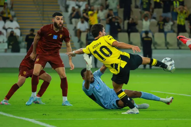 تنكر يراقب كرة لحسام عوار لاعب الاتحاد في منطقة جزاء الحزم (تصوير: محمد المانع) 