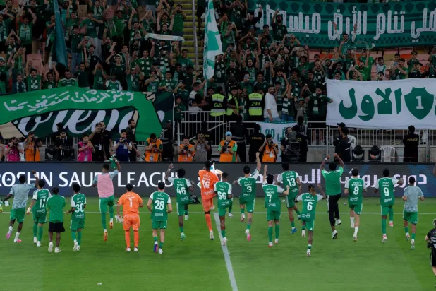لاعبو الأهلي يحيون جماهيرهم عقب الفوز (النادي الأهلي)