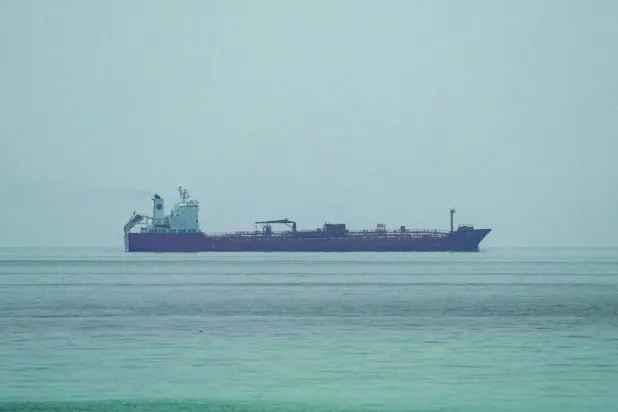ناقلة نفط تعبر مضيق هرمز (رويترز)